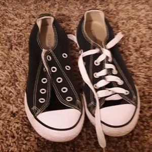 Black converse(size 2 in kids)